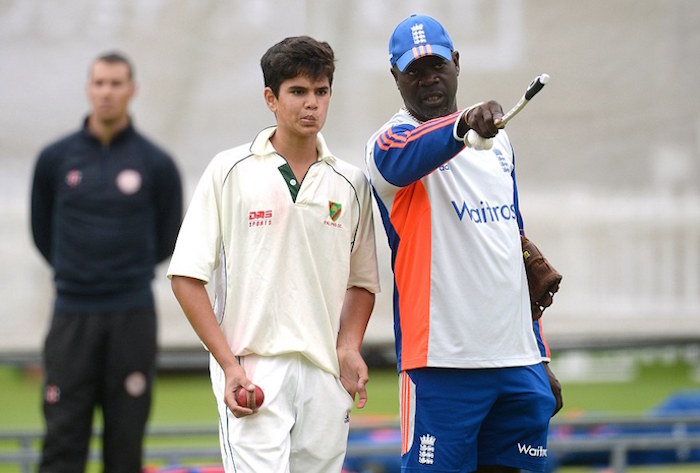 //betvisa89.com/wp-content/images/2017/08/Arjun-Tendulkar-England-bowling-coach-Ottis-Gibson.jpg